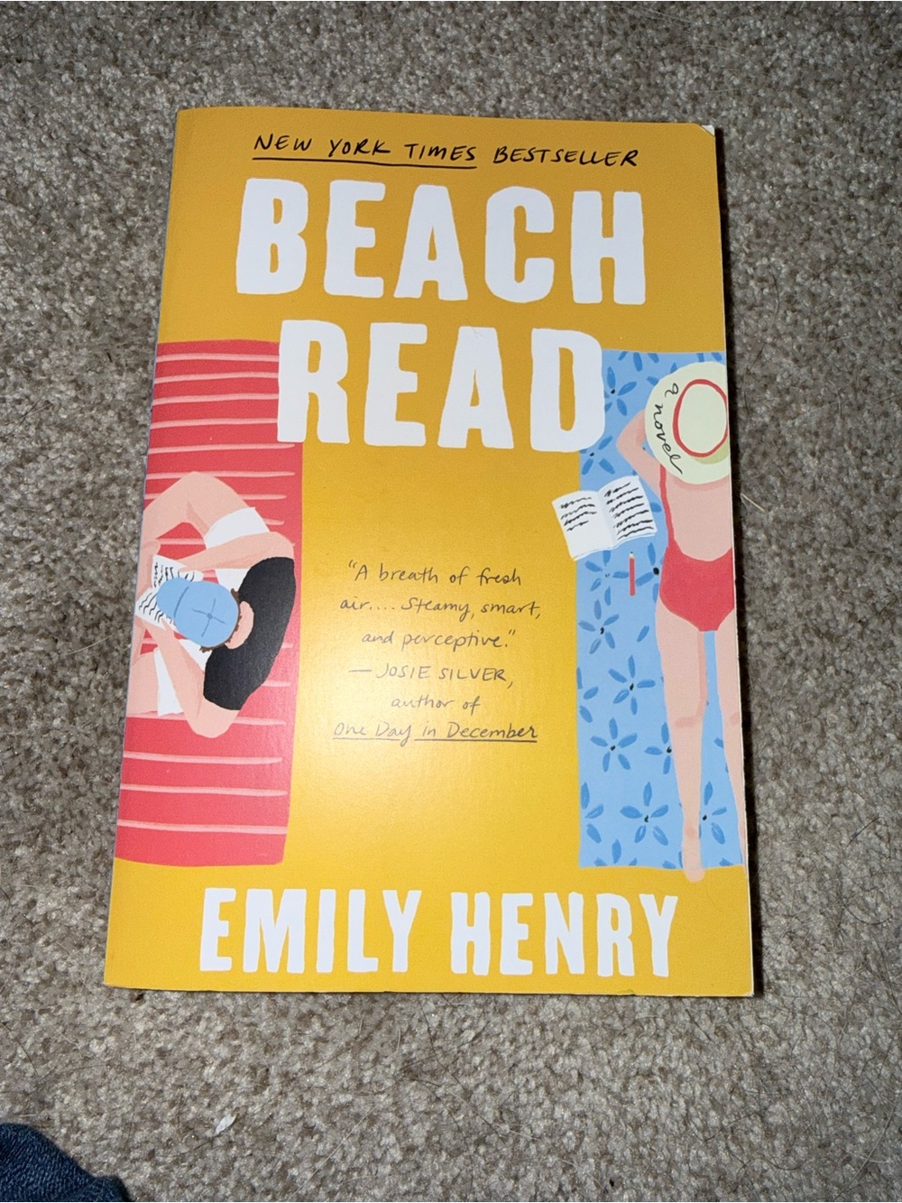 Beach Read by Emily Henry - Paperback